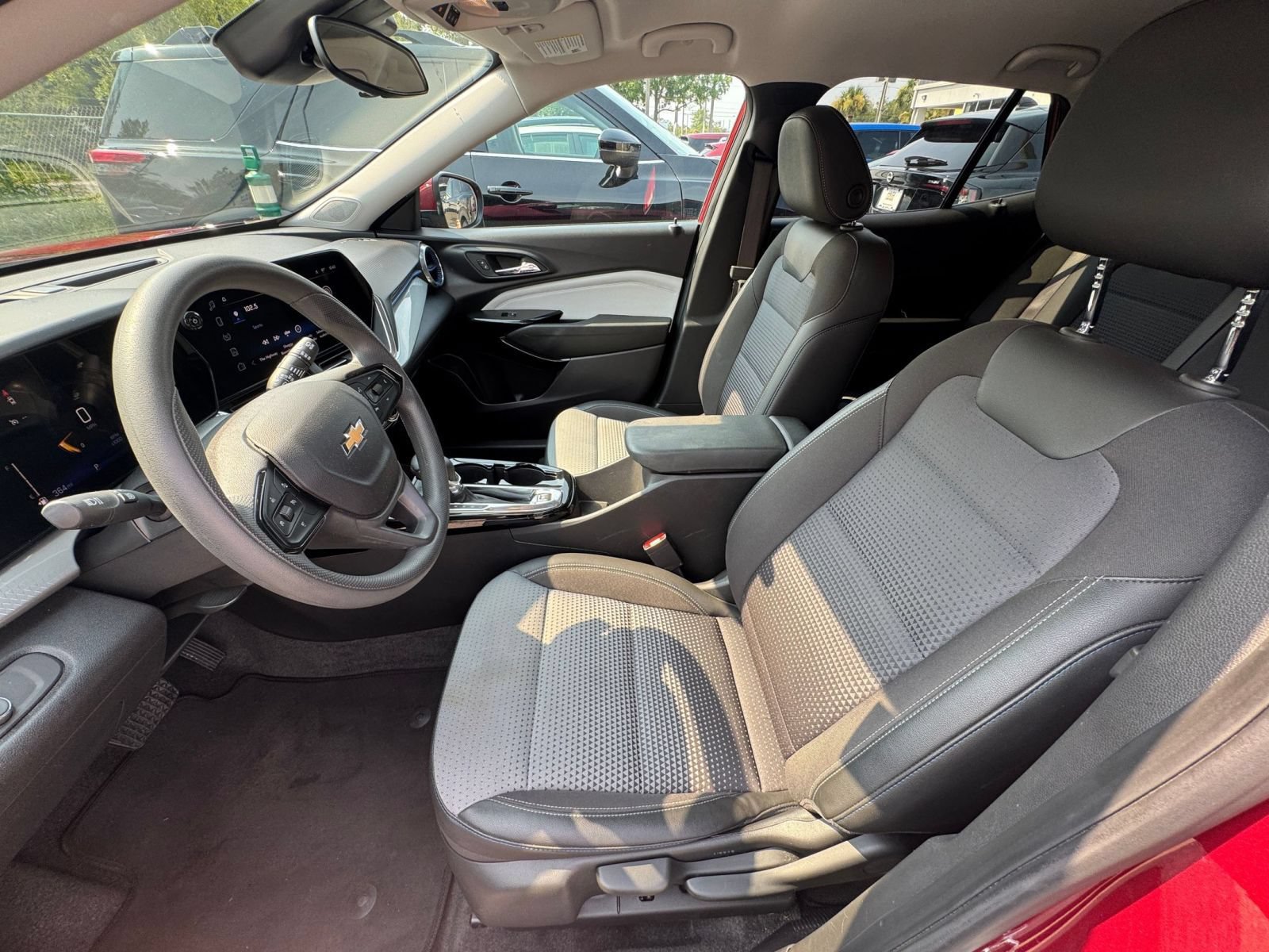 Used 2025 Chevrolet Trax LT FWD image 25