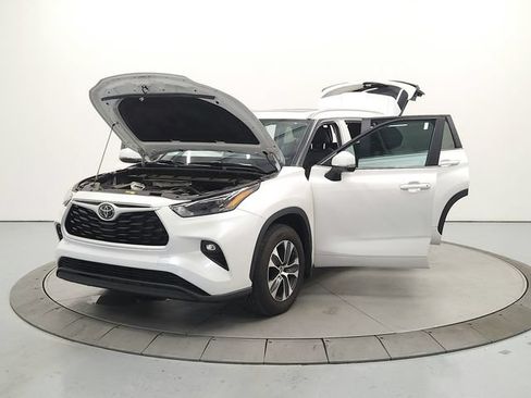 Used 2024 Toyota Highlander XLE AWD/4WD image 12