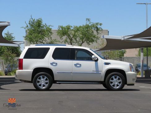 Used 2008 Cadillac Escalade AWD image 2