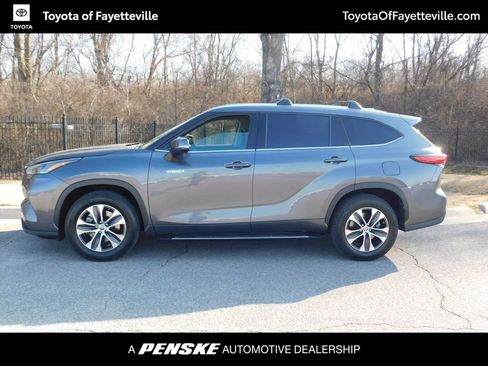Used 2021 Toyota Highlander XLE image 2