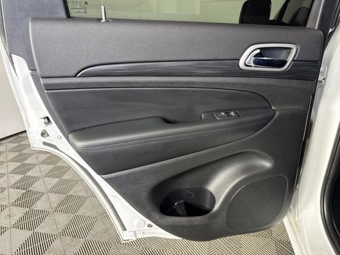 Used 2020 Jeep Grand Cherokee Altitude AWD/4WD image 28