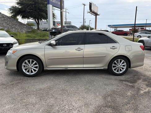 Used 2014 Toyota Camry XLE w/ Convenience Package FWD image 6