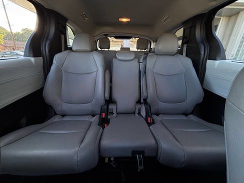 Used 2025 Toyota Sienna XLE FWD image 42