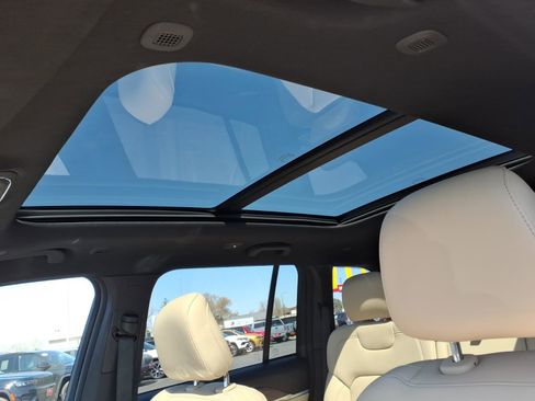 Used 2023 Jeep Grand Cherokee Limited w/ Black Appearance Package AWD/4WD image 16