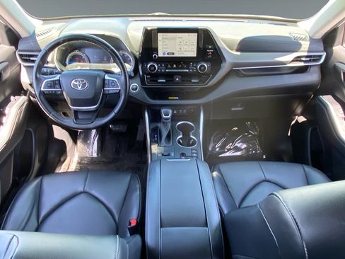 Used 2023 Toyota Highlander XLE AWD/4WD image 10