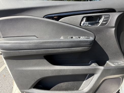 Used 2019 Honda Pilot Touring image 13