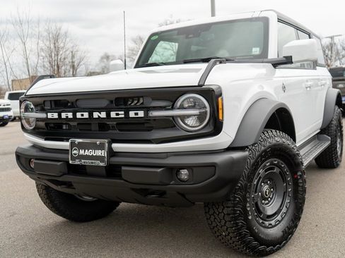 New 2025 Ford Bronco Outer Banks w/ Sasquatch Package image 1