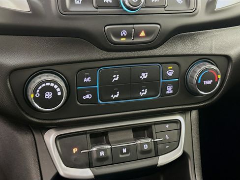 Used 2024 GMC Terrain SLE image 23