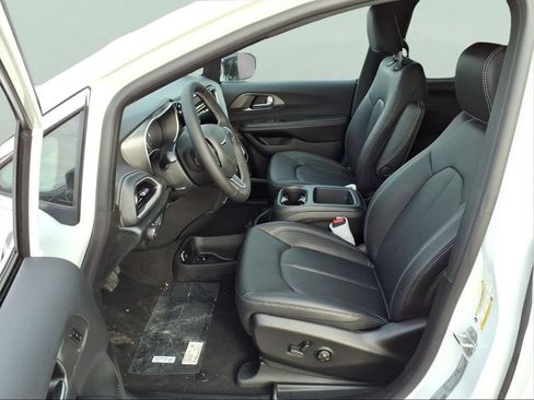 New 2026 Chrysler Pacifica Select image 18
