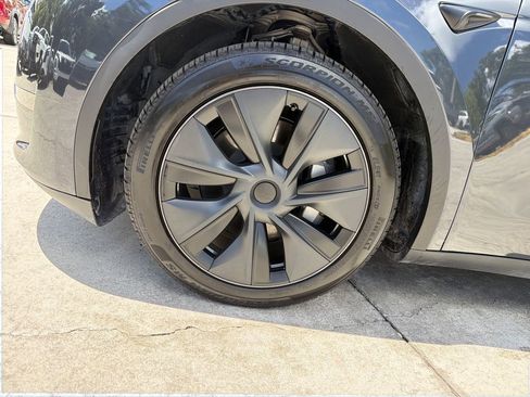 Used 2025 Tesla Model Y Long Range AWD/4WD image 10