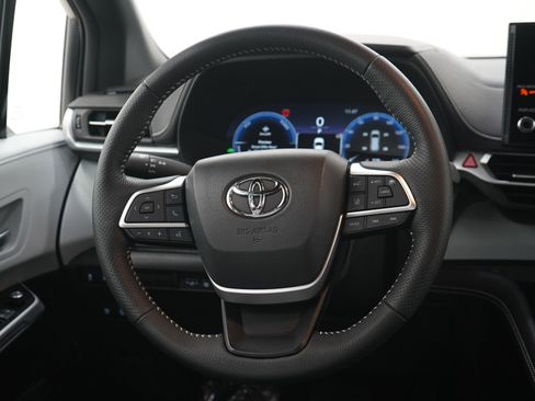 Used 2025 Toyota Sienna XSE FWD image 18