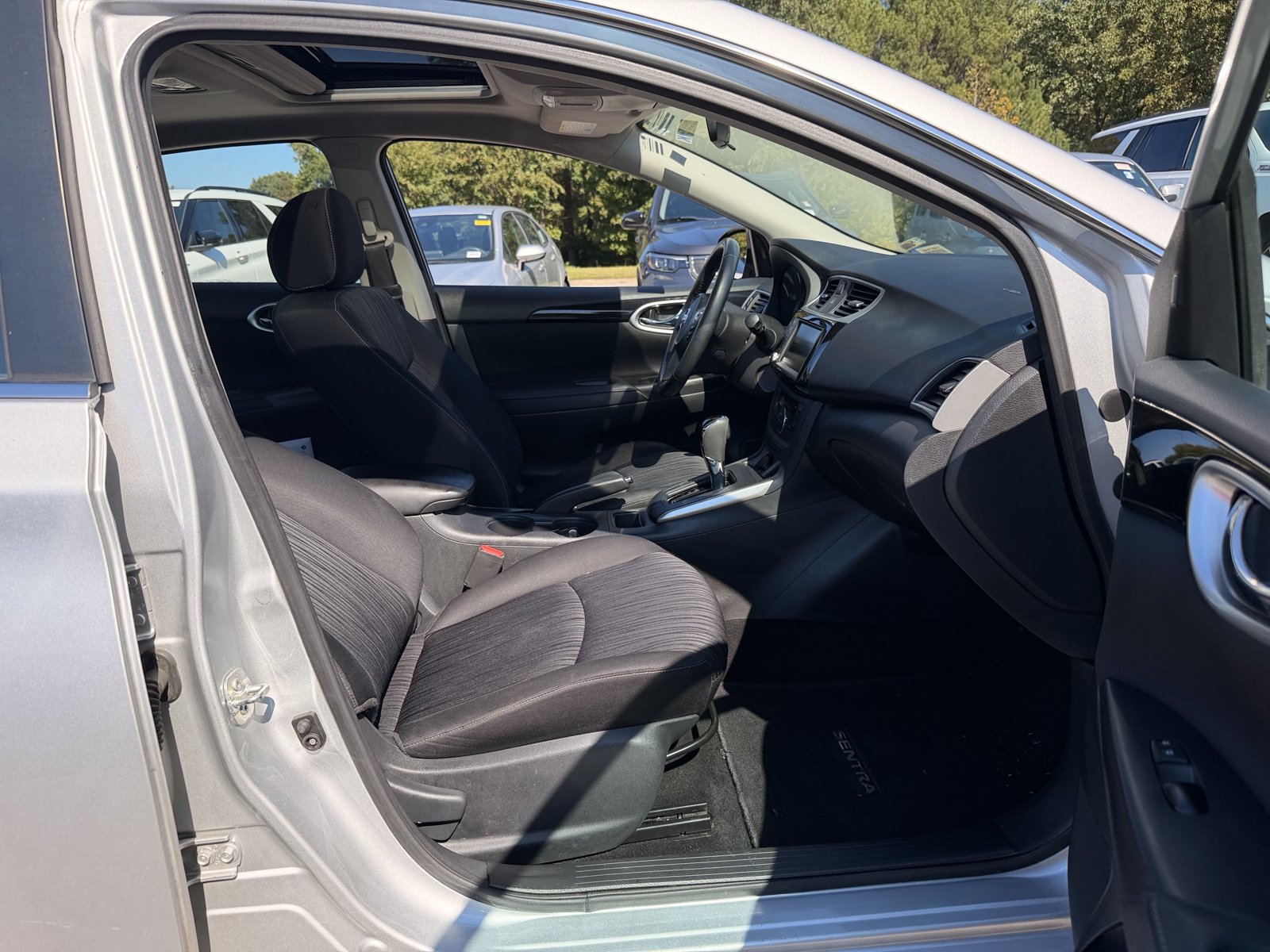 Used 2019 Nissan Sentra SV w/ Special Edition Package FWD image 33