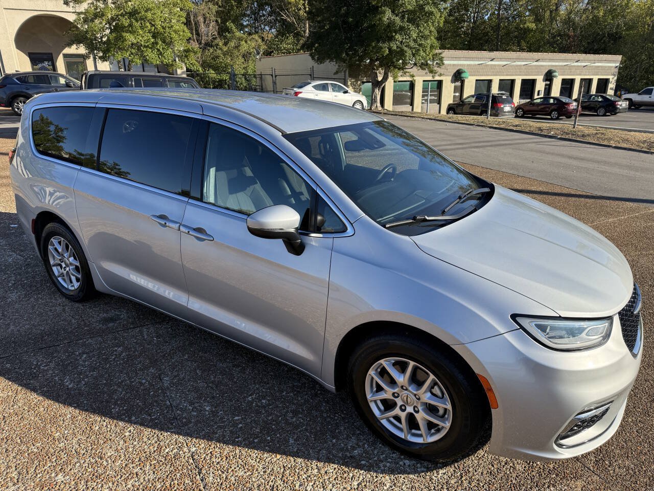 Used 2023 Chrysler Pacifica Touring FWD image 3