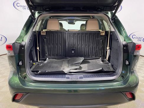 Used 2023 Toyota Highlander XLE AWD/4WD image 7