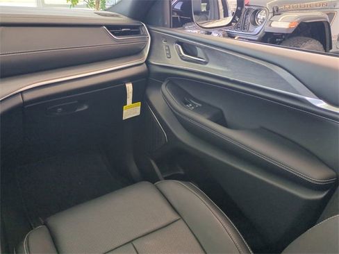 New 2025 Jeep Grand Cherokee Overland w/ Luxury Tech Group IV image 17