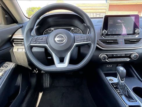 Used 2025 Nissan Altima 2.5 SV FWD image 12