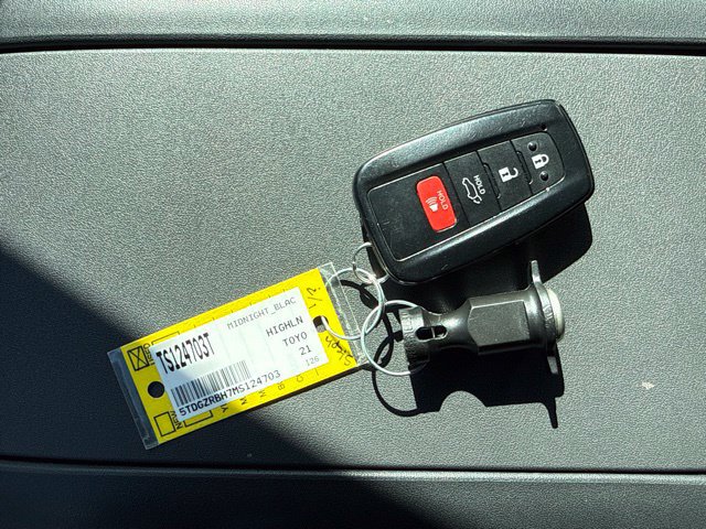 Used 2021 Toyota Highlander XLE AWD/4WD image 11