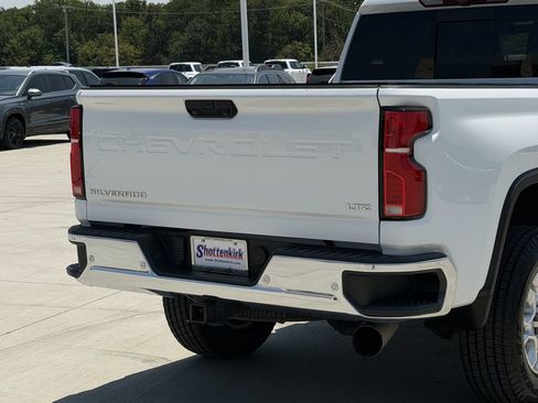 Used 2024 Chevrolet Silverado 2500 LTZ w/ LTZ Convenience Package AWD/4WD image 6