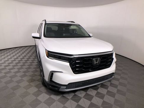 Used 2023 Honda Pilot Touring image 3