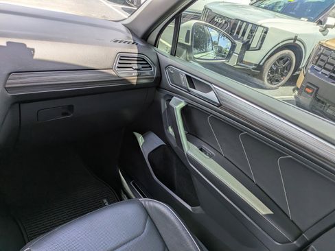 Used 2022 Volkswagen Tiguan SEL R-Line AWD/4WD image 15