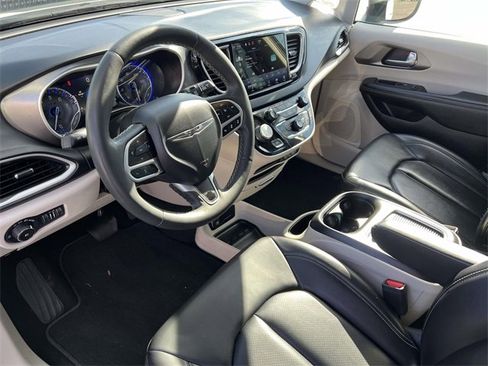 Used 2023 Chrysler Pacifica Touring-L image 27
