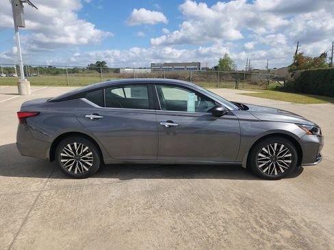 New 2025 Nissan Altima 2.5 SV image 3