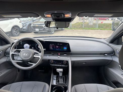Used 2025 Hyundai Elantra SEL image 34