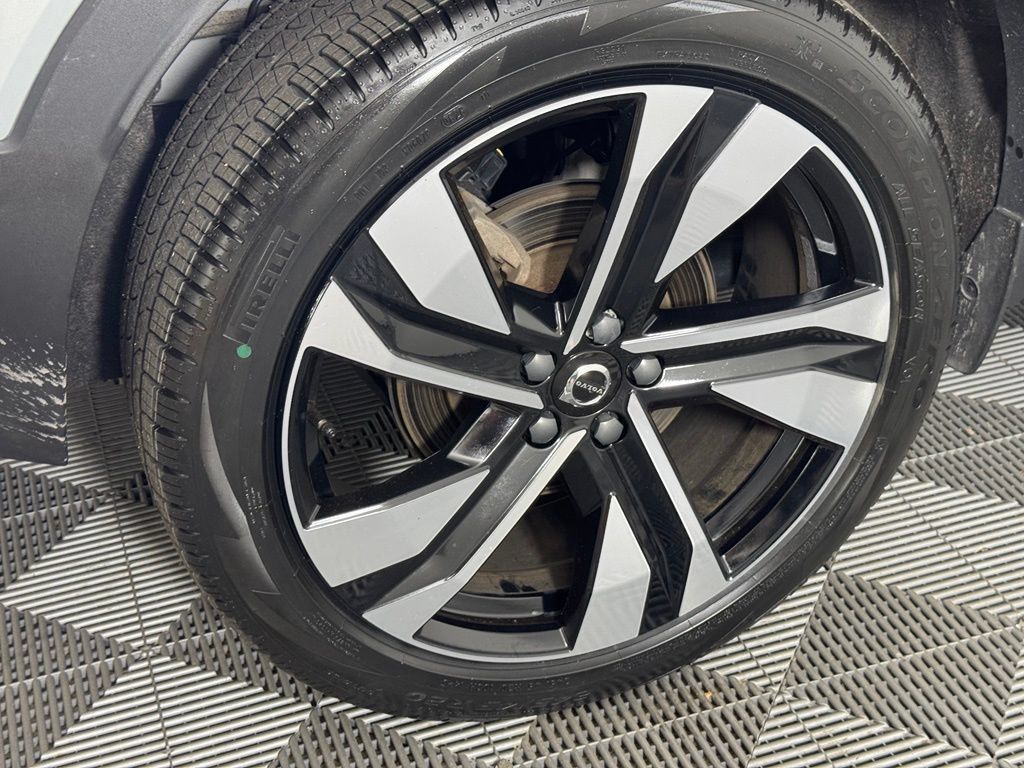 Certified 2024 Volvo XC40 B5 Plus w/ Protection Package Premier AWD/4WD image 7