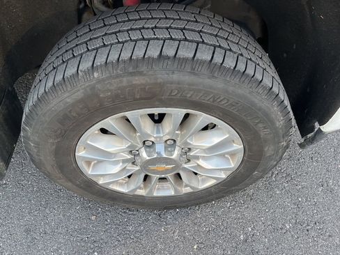 Used 2022 Chevrolet Silverado 2500 High Country w/ Technology Package image 9