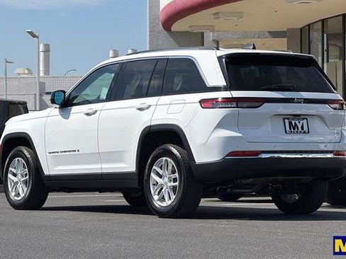 Used 2024 Jeep Grand Cherokee Laredo X RWD image 6
