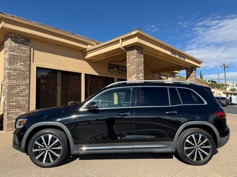 Used 2022 Mercedes-Benz GLB 250 4MATIC w/ Premium Package Lite image 3