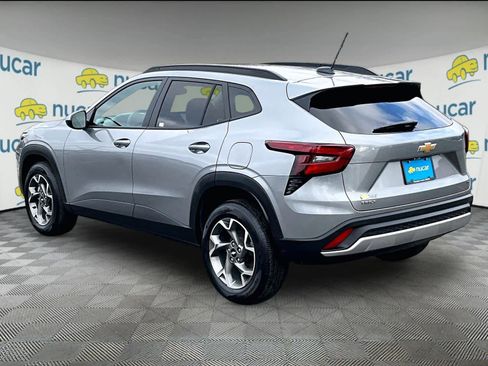 Used 2025 Chevrolet Trax LT w/ LT Convenience Package image 4