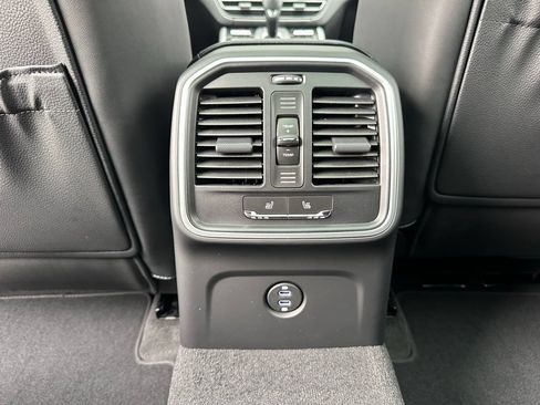 Used 2026 Porsche Macan AWD/4WD image 37