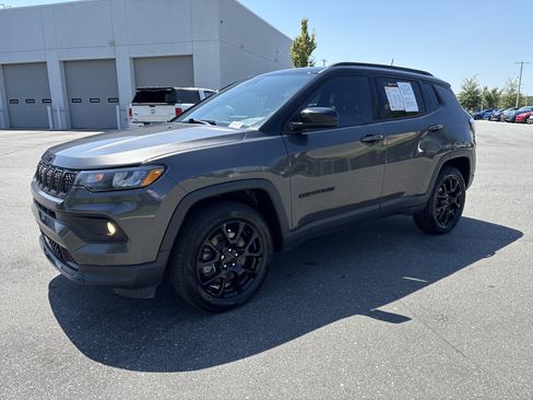 Used 2023 Jeep Compass Latitude w/ Sun and Sound Group AWD/4WD image 5