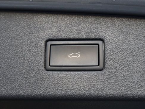 Used 2022 Volkswagen Tiguan SE w/ Panoramic Sunroof Package image 19