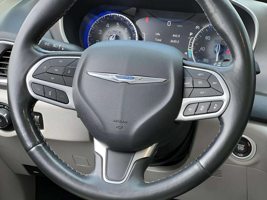 Used 2021 Chrysler Pacifica Touring-L FWD image 14
