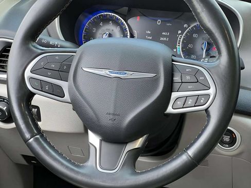 Used 2021 Chrysler Pacifica Touring-L FWD image 14