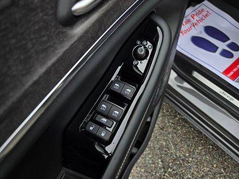 Used 2022 Jeep Grand Cherokee Overland AWD/4WD image 13
