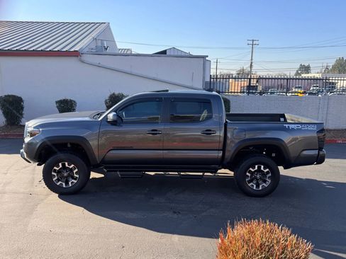 Used 2019 Toyota Tacoma TRD Off-Road image 3