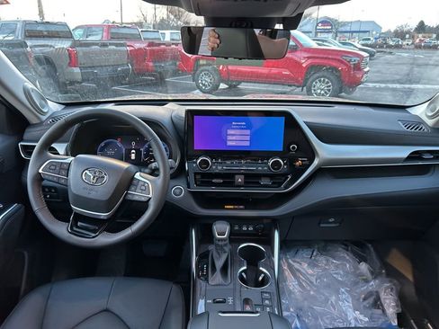 New 2026 Toyota Highlander Platinum image 16