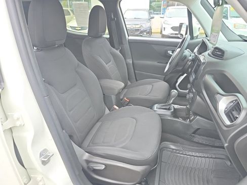 Used 2019 Jeep Renegade Latitude FWD image 8