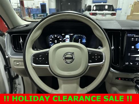 Used 2020 Volvo XC60 T5 Momentum image 17