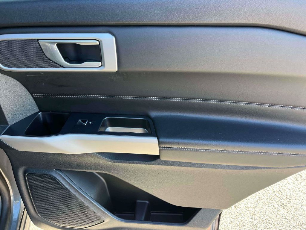 Used 2023 Ford Explorer XLT RWD image 9