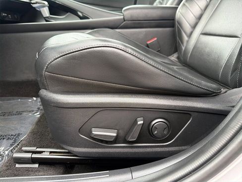 Used 2024 Hyundai Elantra Limited image 31