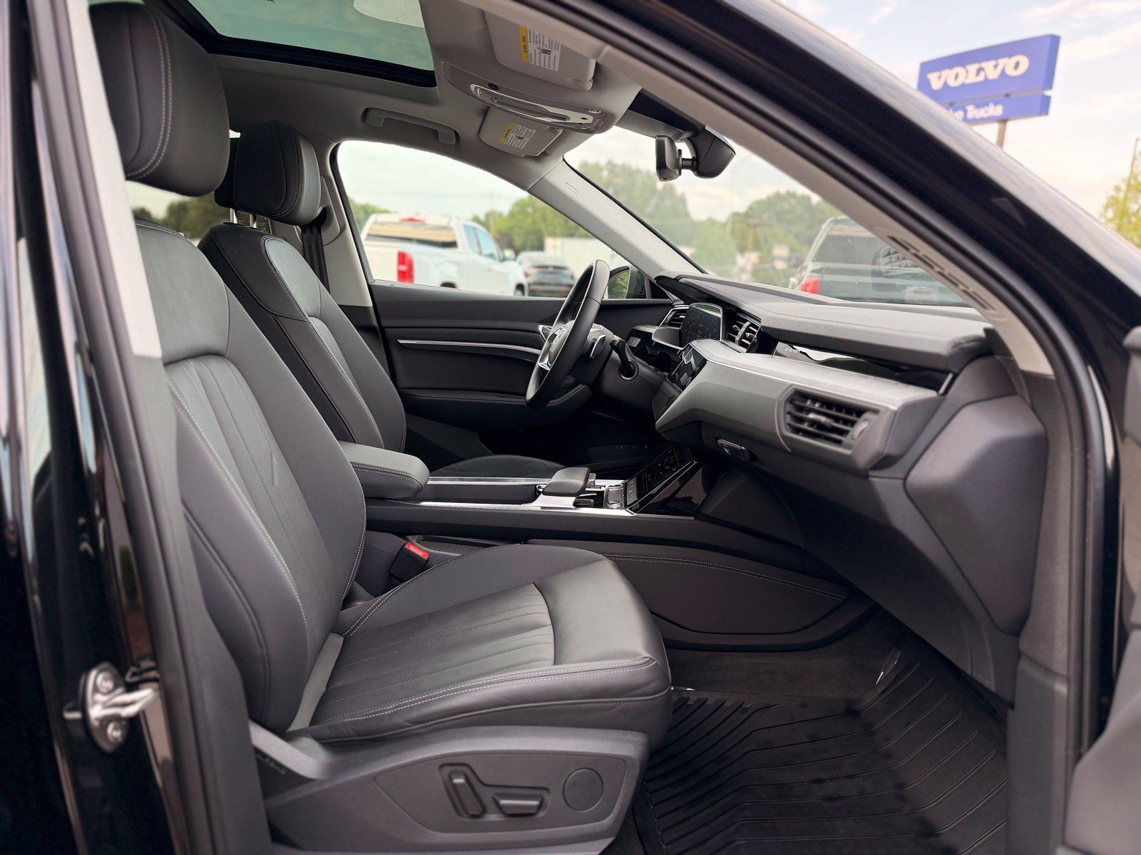 Used 2024 Audi Q8 e-tron Premium AWD/4WD image 29