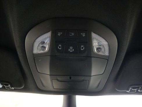Used 2025 Chrysler Pacifica Select FWD image 16