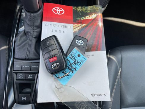 Used 2025 Toyota Camry SE FWD image 10