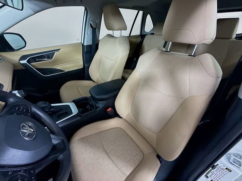 Used 2020 Toyota RAV4 XLE w/ Convenience Package FWD image 11