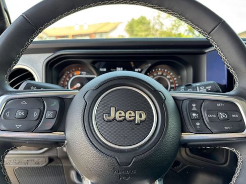 Used 2025 Jeep Wrangler Unlimited Sahara AWD/4WD image 28