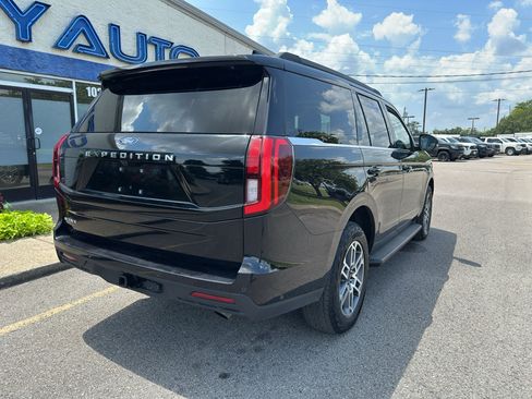 Used 2025 Ford Expedition Active AWD/4WD image 4